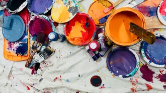 L’arte terapia è una forma di supporto psicologico che utilizza attività artistiche per esprimere emozioni e pensieri