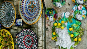 Nella Costiera Amalfitana e a Vietri sul Mare, la ceramica è un’arte antica tramandata da generazioni, famosa per i colori vivaci e i motivi ispirati al mare e ai limoni