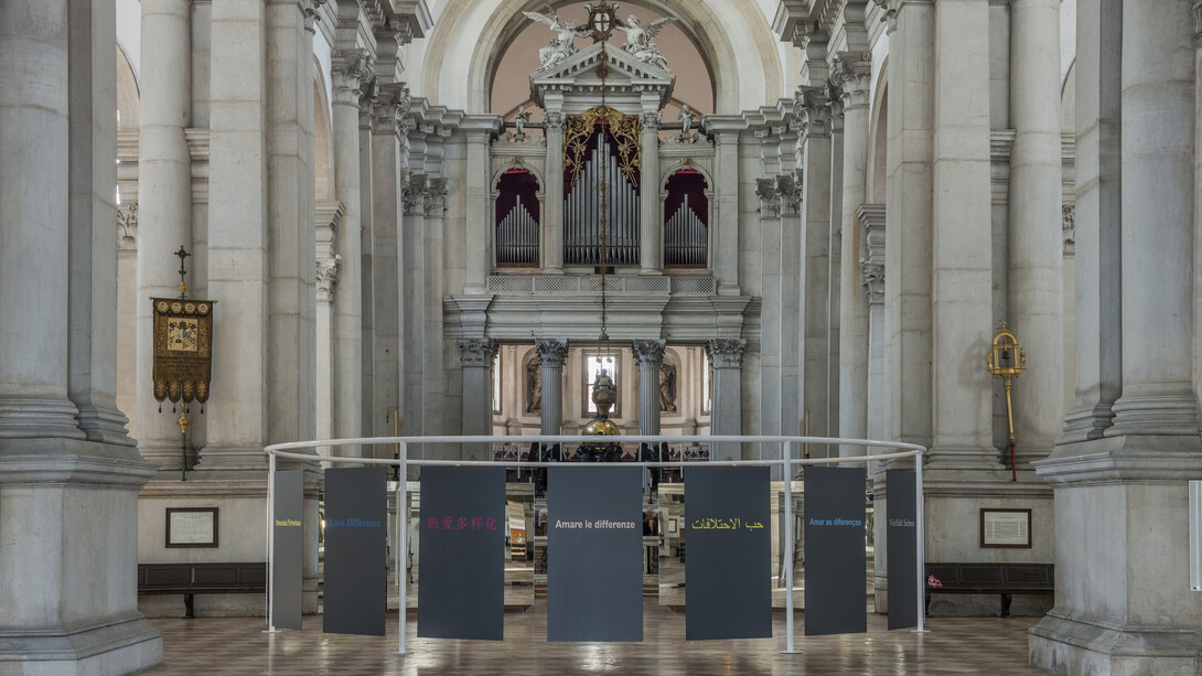 Suspended Perimeter - Love Difference, 1975-2011, iron, mirror Ø 10 m. Courtesy: the artist and GALLERIA CONTINUA, San Gimignano / Beijing / Les Moulins / Habana. Photo by: Oak Taylor-Smith