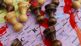 Kriege enden nicht, Menschen töten sich weiterhin, wie sie es seit Jahrhunderten tun, während die Stärke und Macht einiger weniger das Schicksal vieler bestimmen