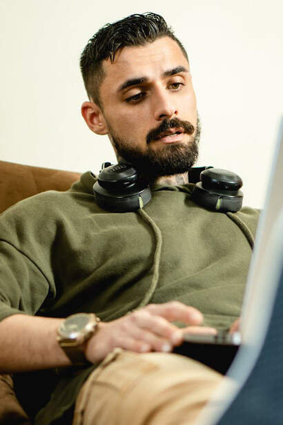 Uomo al lavoro in remoto, nomade digitale