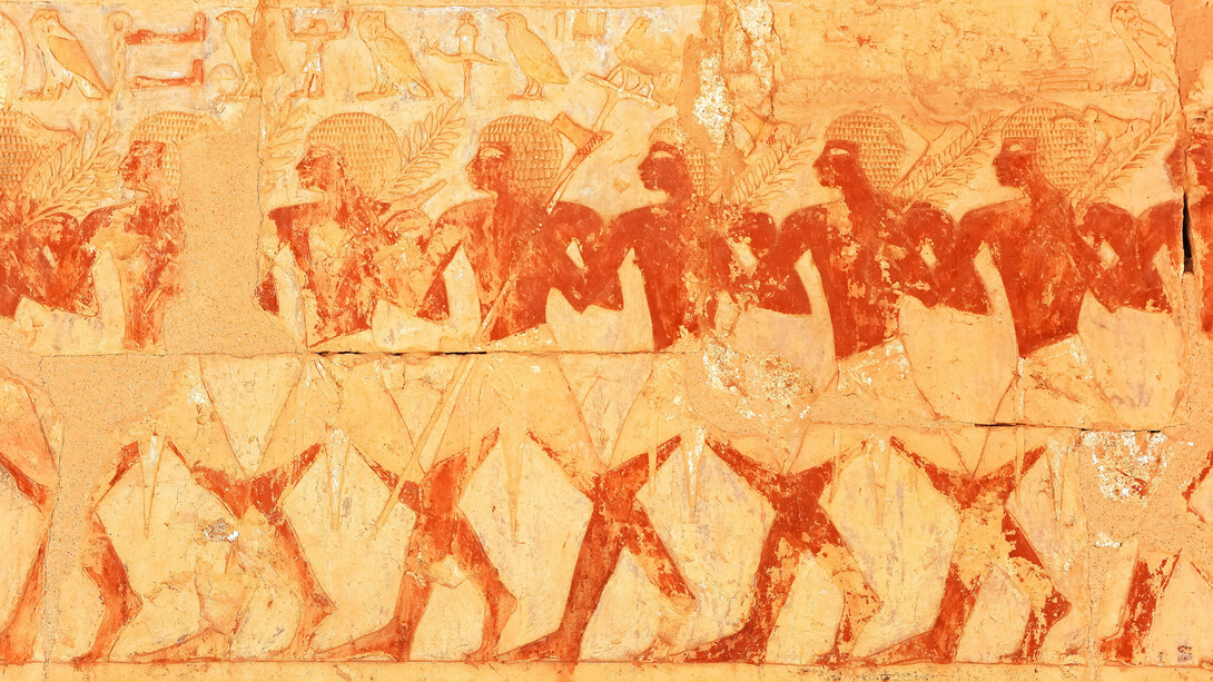 Bajorrelieve pintado, procesión festiva de soldados. Se encuentra en la Capilla de Hathor, parte del templo mortuorio de la reina Hatshepsut del siglo XV a. C., la única mujer que gobernó Egipto como faraón