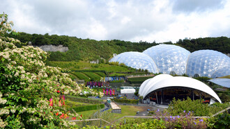 The Eden Project, a visitor attraction located in a reclaimed china clay pit, designed by Nicholas Grimshaw. Its geodesic biomes are inspired by soap bubbles and natural cellular structures, making it a notable example of biomimicry in architecture, Cornwall, England