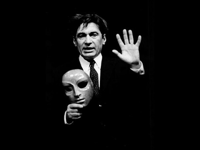 Lo que está claro es que la hipocresía entreteje nuestras relaciones sociales mezclándose con hilos de verdad