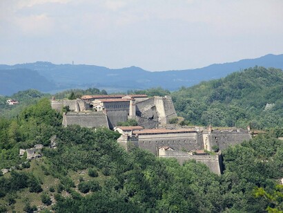 Il forte di Gavi in lontananza, Gavi, Piemonte, Italia