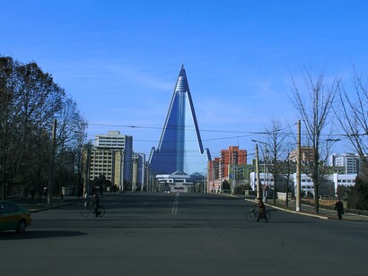 Il maestoso Hotel Ryugyong, simbolo del progresso architettonico nordcoreano, Pyongyang, Corea del Nord