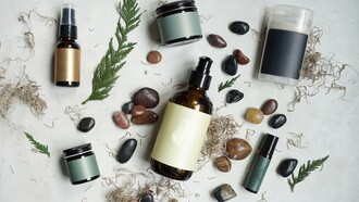 Le piante officinali custodiscono nei loro oli essenziali l’anima aromatica della natura, trasformandosi in basi preziose per profumi e rimedi antichi