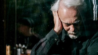 Idoso solitário. A solidão não é apenas um estado emocional. Ela se manifesta no corpo por meio de uma série de respostas fisiológicas. O isolamento social prolongado ativa o eixo hipotálamo-hipófise-adrenal, aumentando os níveis de cortisol, o hormônio do estresse. Esse aumento, quando sustentado, pode levar a distúrbios como hipertensão, redução da imunidade, distúrbios do sono, inflamações crônicas e até alterações no funcionamento cardiovascular e cognitivo