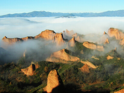 Las médulas, León. La niebla se cuela entre los montes