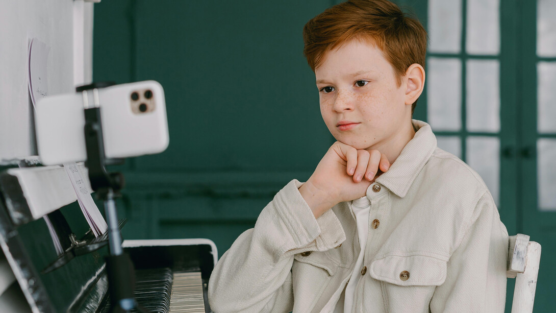 O marketing educacional transforma a experiência acadêmica ao conectar estratégias digitais, segmentação e retenção de alunos. Com campanhas direcionadas, as instituições constroem identidades fortes e atraem estudantes, moldando uma educação acessível e de qualidade