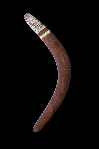Boomerang, Australie, Queensland, île Mornington, Lardil. Milieu du 20e siècle
Bois, pigments, L 65,7 cm l 23,5 cm, Don d’Yvonne Cuénod en 1957, MEG, Photo: © MEG, J. Watts
