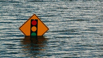 As mudanças climáticas deixaram de ser números em relatórios científicos ou alertas de ambientalistas para se tornarem uma realidade crua. Em 2024, o sul do Brasil presenciou chuvas com índices pluviométricos jamais registrados, devastando cidades inteiras, desabrigando milhares e ceifando vidas. Nos Estados Unidos, ondas de calor alimentaram "tempestades de fogo", fenômenos que transformam florestas em labaredas vivas, avançando sobre comunidades e destruindo patrimônios culturais e afetivos. Na Ásia, países como Bangladesh e Índia lutam para sobreviver em meio a enchentes cíclicas cada vez mais violentas, enquanto a Europa experimenta secas históricas e ondas de calor superiores a 45 °C