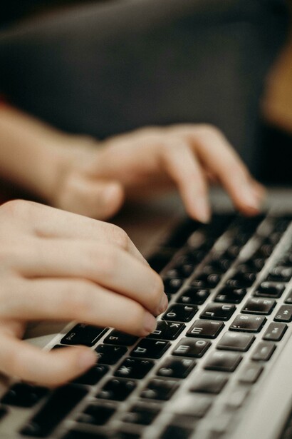 Ao redigir textos evite usar palavras em desuso e prefira termos comuns para facilitar a compreensão do leitor e tornar a leitura mais acessível
