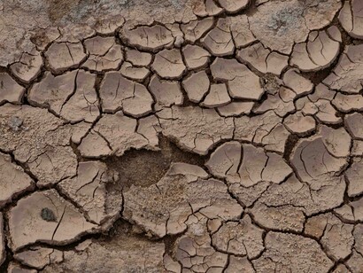 Salute pubblica in pericolo, l'accesso limitato a acqua pulita aumenta la diffusione di malattie legate all'acqua, come il colera, e riduce l'igiene, mettendo a rischio la salute di milioni di persone