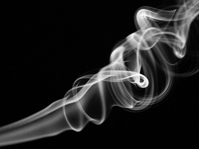 El humo de un incienso flotando en el aire. Hay culturas que consideran al aire el elemento fundamental para la vida