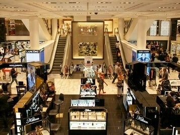Un centro commerciale con le classiche scale mobili