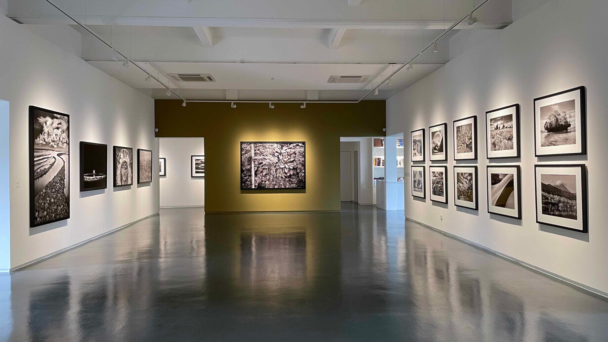 Sebastião Salgado, exhibition view. Courtesy of Sundaram Tagore Gallery