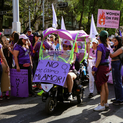 A celebração destaca a importância da resiliência das mulheres negras e oferece uma oportunidade para refletir sobre as desigualdades persistentes