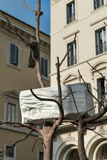 Foglie di pietra. Courtesy of Fendi