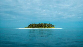 Ci sono isole che non si trovano sulle mappe e terre che credono di essere continenti ma respirano come isole