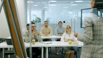 Apprendre, c’est bien plus qu’écouter. C’est s’impliquer, poser des questions, et transformer chaque formation en un véritable échange d’idées