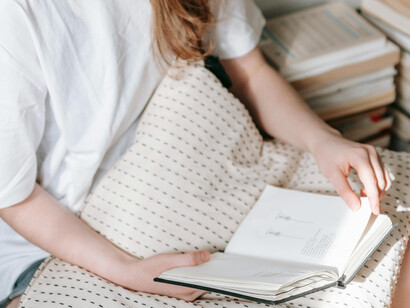 Explore o realismo científico de Julio Verne, que pesquisava minuciosamente para garantir a precisão e credibilidade de suas descrições tecnológicas e científicas