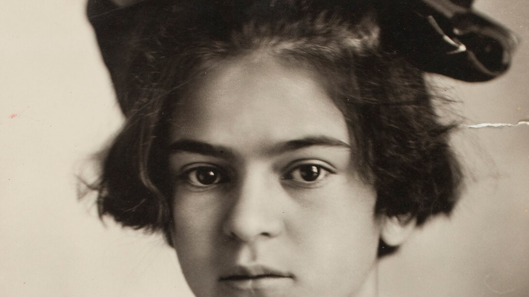 Descubra os detalhes fascinantes da vida de Frida Kahlo, desde sua infância em Coyoacán até o acidente que marcou sua trajetória como artista. Conheça suas influências familiares e como superou desafios para se tornar uma figura icônica da arte mexicana
