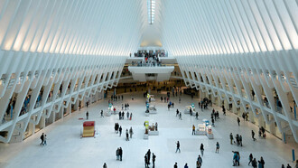 KI wird im Forschungskontext, in industriellen Anwendungen und in der Öffentlichkeit oft mit einer fast ausschließlichen Betonung auf Effizienz und Leistungssteigerung diskutiert. Bild: World Trade Center Station, NewYork, Vereinigte Staaten