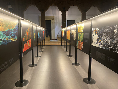 Observing the coasts from space, exhibition view. Courtesy of la Casa de la Ciencia