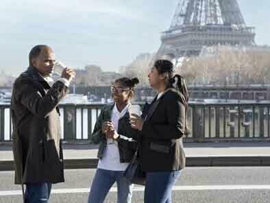 Un moment en famille sous le symbole parisien