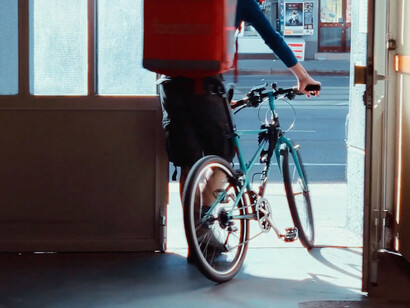 Between pick up and drop off, video still. Courtesy of Musa Museum