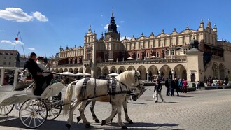 La Loggia dei Tessuti (Sukiennice) su Rynek Glówny una delle più belle piazze medievali d'Europa. Cracovia, Polonia. Foto di Flavius Roversi
