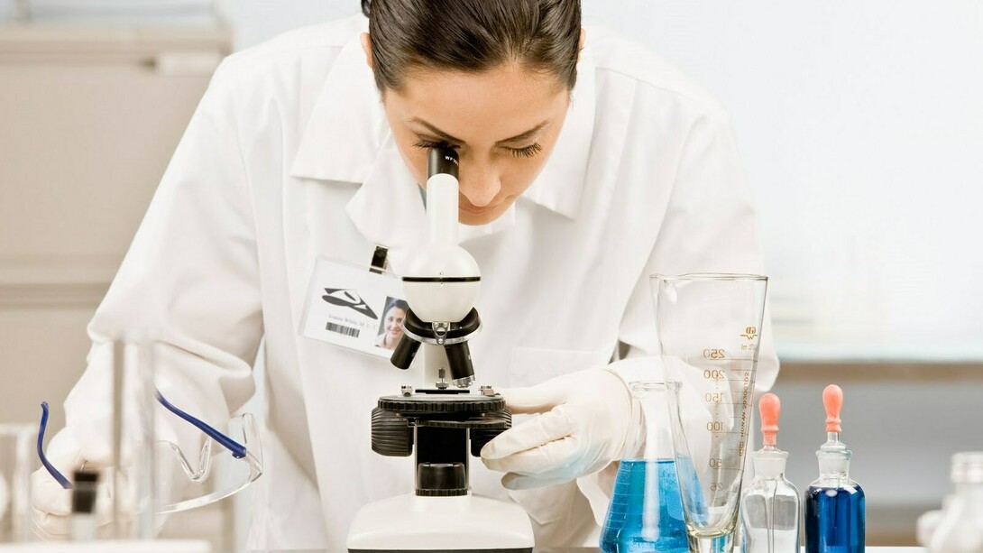 Una científica investigando en el laboratorio