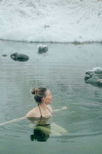 El frio no impide bañarse en los lagos