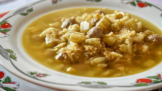 Il Cardone è una zuppa tradizionale beneventana a base di cardi, carne, uova sbattute e talvolta polpettine.
Preparato soprattutto durante il periodo natalizio, il Cardone rappresenta una ricetta antica che racchiude i sapori autentici della cucina sannita