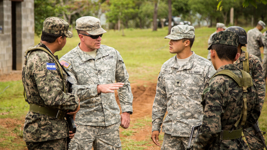 Militares estadounidenses con soldados de El Salvador