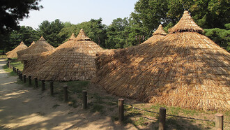 Amsa-dong (Korean: 암사동), a neighborhood in Seoul’s Gangdong District, is best known for the Amsa-dong Prehistoric Settlement Site, where Neolithic remains were uncovered after a 1925 flood revealed diagonal-line patterned earthenware (빗살무늬토기)