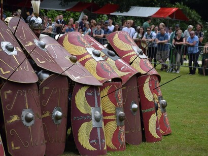 Legionari romani. Traiano: Ottimus Princeps e le sue politiche di welfare nell'antica Roma