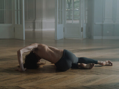 The ballet dancer confronts the contradictions of existence with each turn and pirouette, transforming the weight of limitation into a celebration of freedom and expression