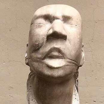 "El grito" (2017), de Edgar Zelaya. Talla directa en mármol expuesta en la Galería Nacional de Arte de Honduras