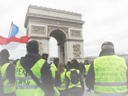 Manifestation des Gilets jaunes, 16 mars 2019, Paris, France. La colère se retrouve aussi dans les mouvements sociaux, comme les manifestations des Gilets jaunes ou les mobilisations contre la réforme des retraites, exprimant une frustration collective face aux injustices perçues