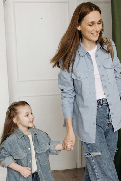 Madre e hija caminando de la mano. La natalidad ha bajado considerablemente en las últimas décadas
