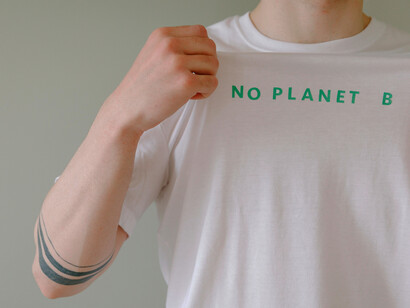Sustentabilidade genuína. A produção de moda rápida utiliza vastas quantidades de recursos naturais, como água e energia, e contribui para a poluição através do uso de produtos químicos nocivos e do descarte inadequado de resíduos