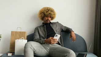 As redes sociais funcionam como arenas simbólicas, onde símbolos, narrativas e práticas culturais são constantemente compartilhados, remixados e ressignificados. A cultura deixa de ser compreendida apenas como um conjunto fixo de valores herdados e passa a assumir um caráter dinâmico, processual e híbrido.
Ao navegar nesses ambientes, os indivíduos se deparam com uma diversidade de estilos de vida, linguagens, expressões artísticas e posicionamentos políticos, o que amplia o repertório cultural e estimula a construção de identidades múltiplas