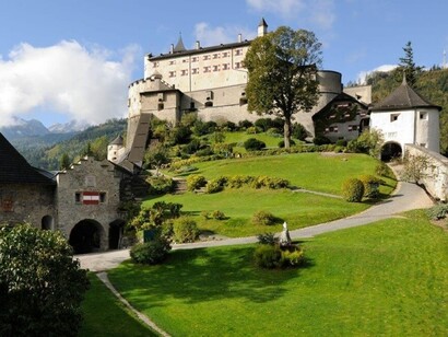 La fortezza di Hohenwerfen presenta una struttura massiccia e imponente, con mura spesse, torri di avvistamento e un cortile centrale, situato su una collina sopra la valle del Salzach, vicino alla città di Werfen, Austria