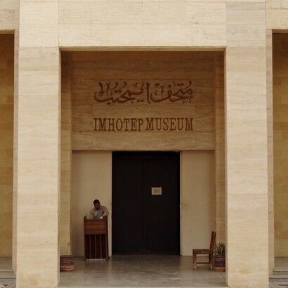 Il Museo Imhotep offre un'immersione nel mondo dell'antico Egitto, con esposizioni che illustrano la vita e le innovazioni del leggendario scriba e architetto. Un luogo imperdibile per appassionati di storia e archeologia