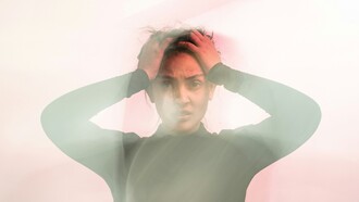 La "decision fatigue" nasce dall’eccesso di scelte quotidiane che consumano energia mentale e riducono la qualità delle decisioni