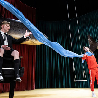 James Brown trug lockenwickler (James Brown wore curlers). Courtesy of Residenztheater