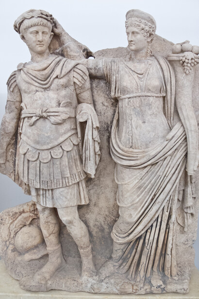 Agrippina incorona d'alloro Nerone, rilievo di Afrodisia, Turchia