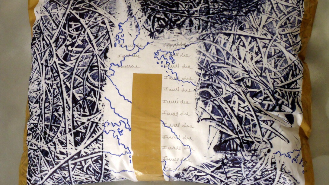 Ballloonhandwritting blue. Installazione particolare cuscino